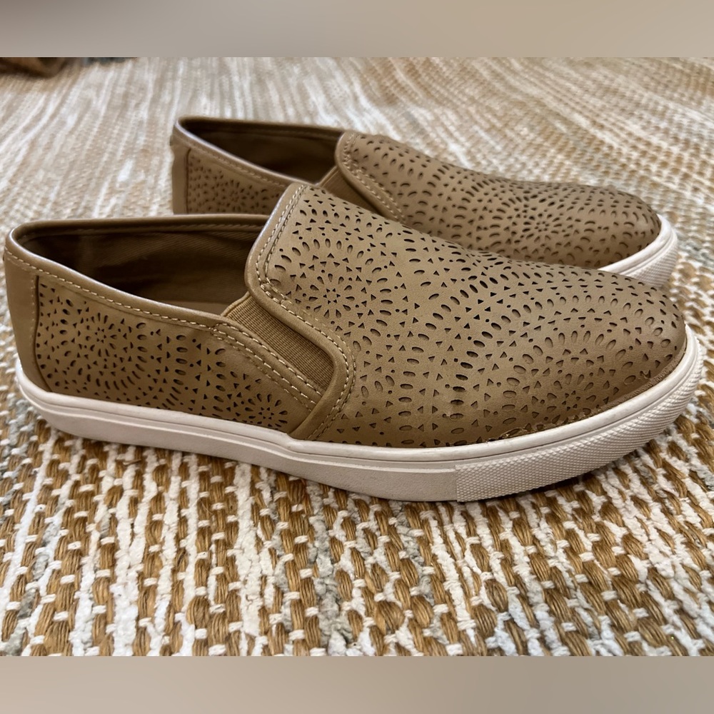 Steve Madden Tan Slip ons Size 6 1/2